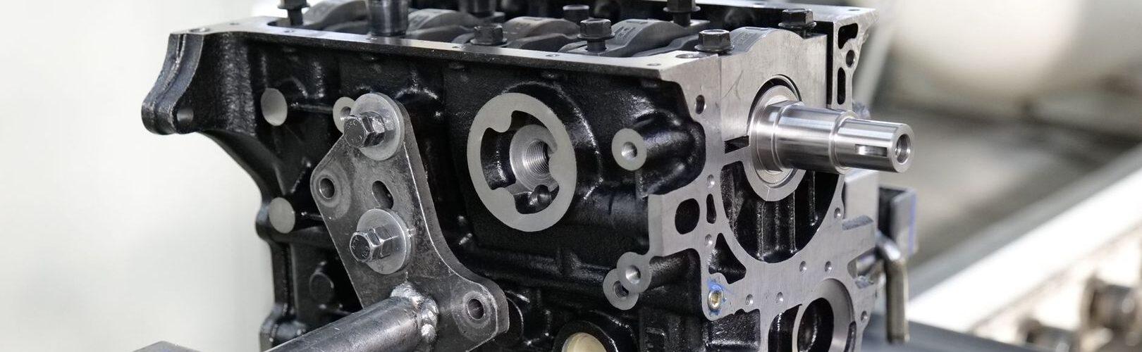 Bloc moteur trois cylindres noir en cours d’assemblage dans un atelier