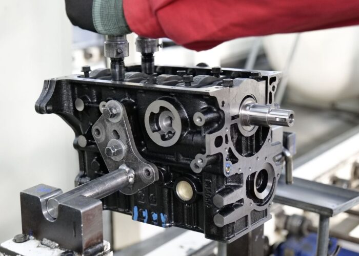 Bloc moteur trois cylindres noir en cours d’assemblage dans un atelier