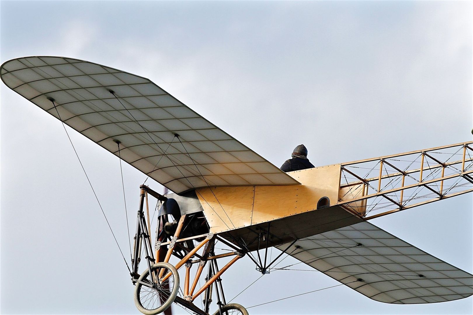 Avion ancien à hélices, moteur apparent et grandes ailes entoilées